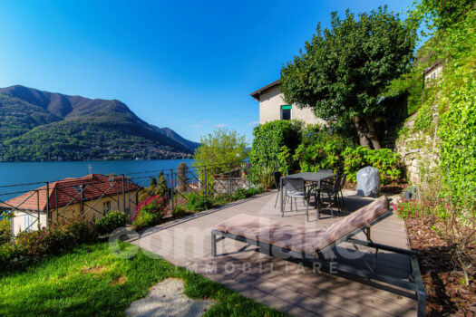 Casa di lago con giardino e vista lago a Carate Urio