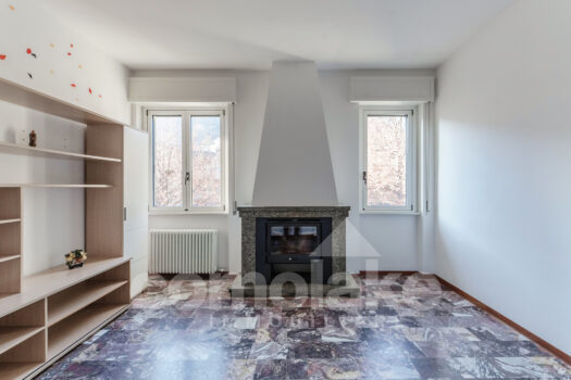 Appartamento vicino a Cernobbio con balcone e box