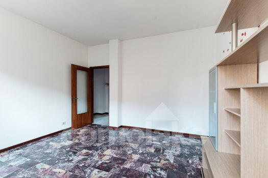 Appartamento vicino a Cernobbio con balcone e box