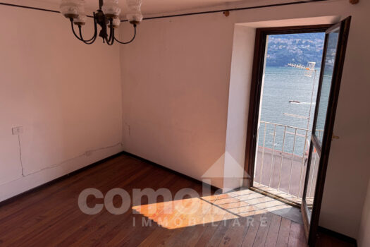 Casa di lago con ampio terrazzo a Brienno