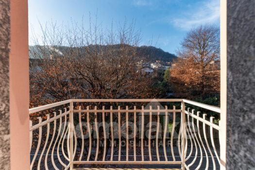 Appartamento vicino a Cernobbio con balcone e box