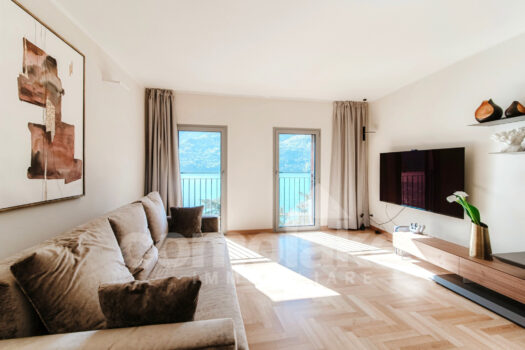 Casa di lago con giardino e vista lago a Carate Urio