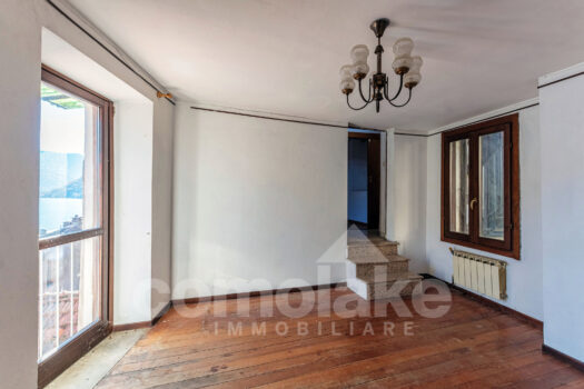 Casa di lago con ampio terrazzo a Brienno