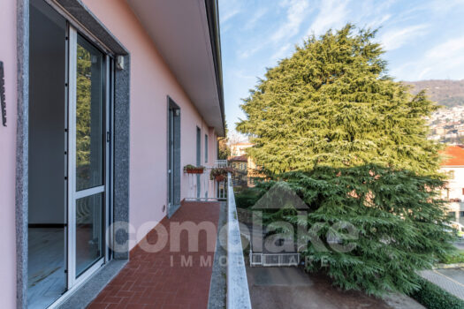 Appartamento vicino Cernobbio con balcone e box