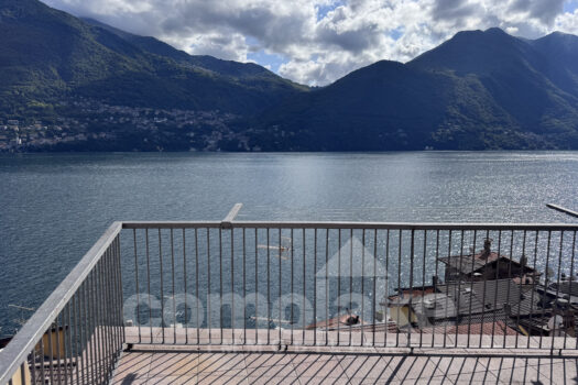 Casa di lago con ampio terrazzo a Brienno