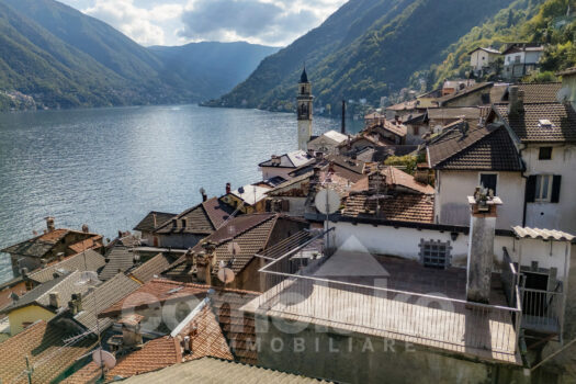 Casa di lago con ampio terrazzo a Brienno