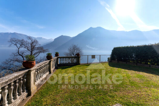 Villa con giardino e splendida vista lago a Moltrasio
