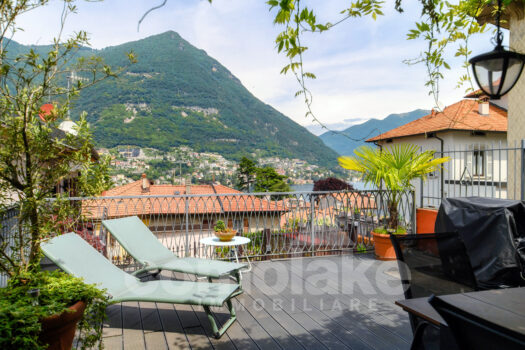 Casa di lago con giardino a Torno
