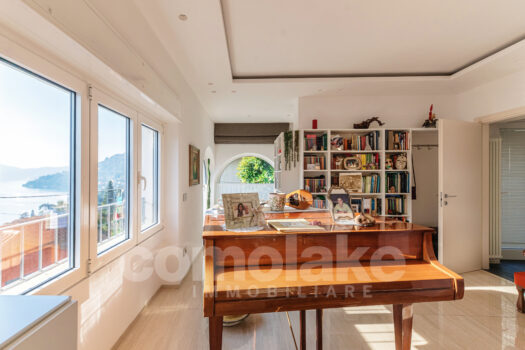 Villa moderna con vista lago a Moltrasio