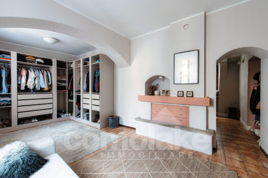 Casa di lago con giardino a Torno