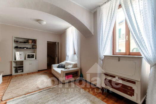 Casa di lago con giardino a Torno