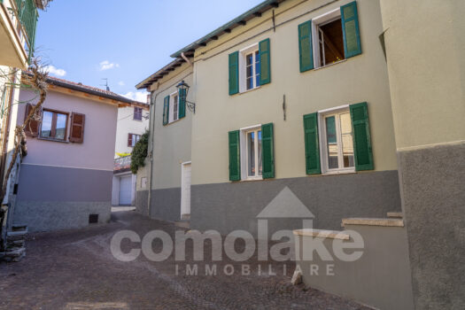 Casa di lago con giardino a Torno