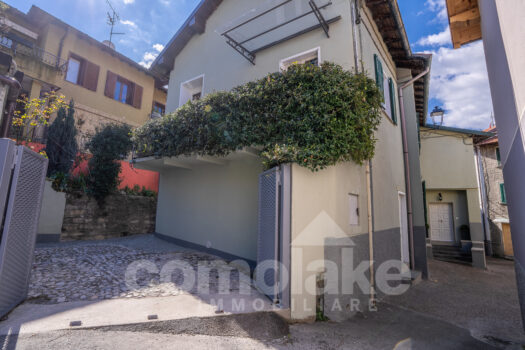 Casa di lago con giardino a Torno