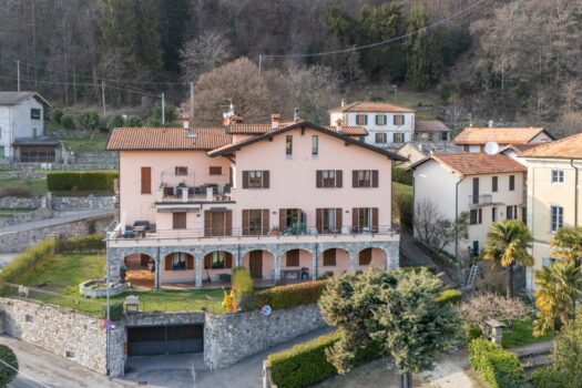 Trilocale con ampio terrazzo a Plesio – vista lago