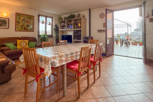 Trilocale con ampio terrazzo a Plesio – vista lago