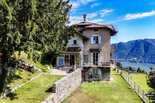 Antica casa di lago con ampio giardino a Cernobbio