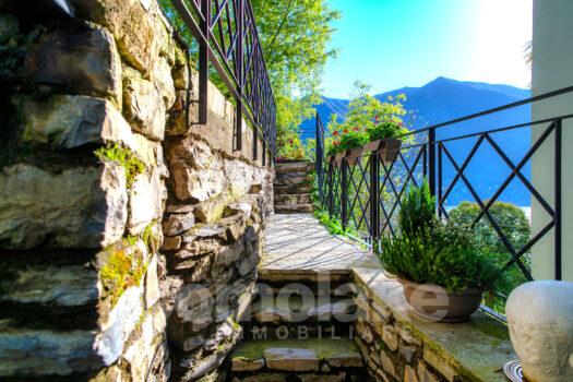 Casa di lago con giardino e vista lago a Carate Urio