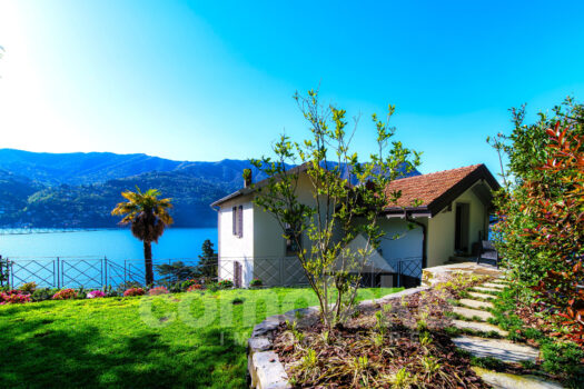 Casa di lago con giardino e vista lago a Carate Urio