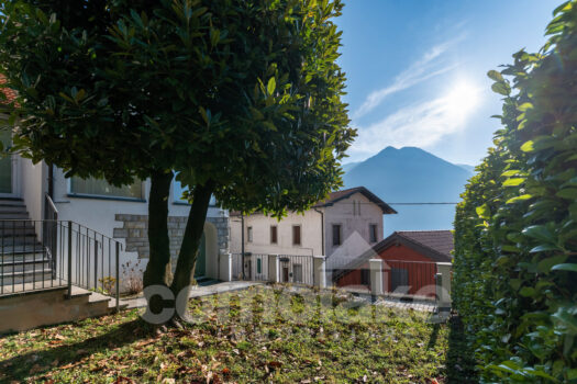 Villa moderna con vista lago a Moltrasio