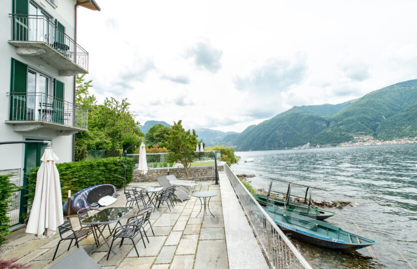 Appartamento con balcone direttamente a lago vicino a Bellagio