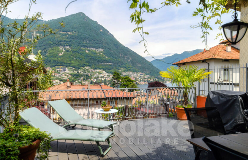 Casa di lago con giardino a Torno