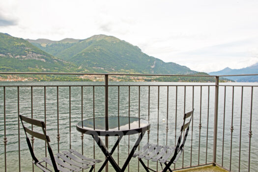 Appartamento con balcone direttamente a lago vicino a Bellagio