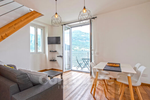 Appartamento con balcone direttamente a lago vicino a Bellagio