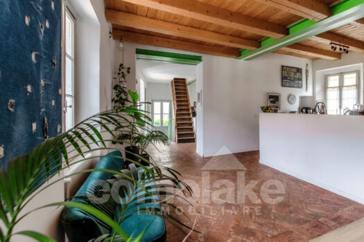 Casa di lago con giardino a Torno