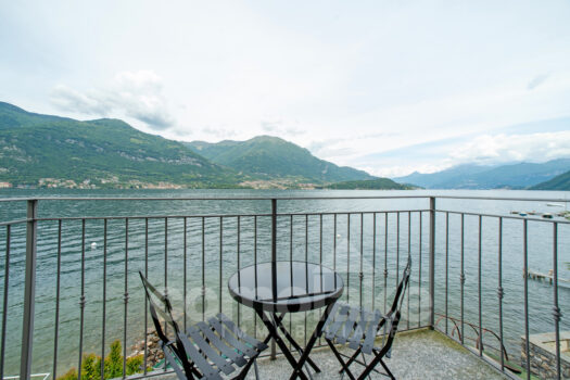 Appartamento con balcone direttamente a lago vicino a Bellagio