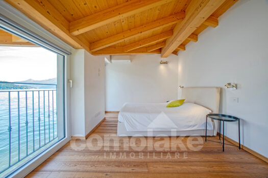Appartamento con balcone direttamente a lago vicino a Bellagio