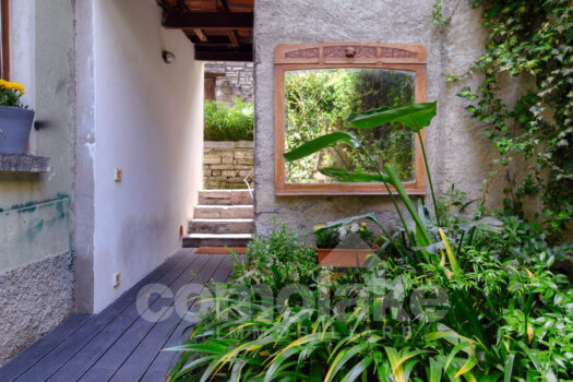 Casa di lago con giardino a Torno