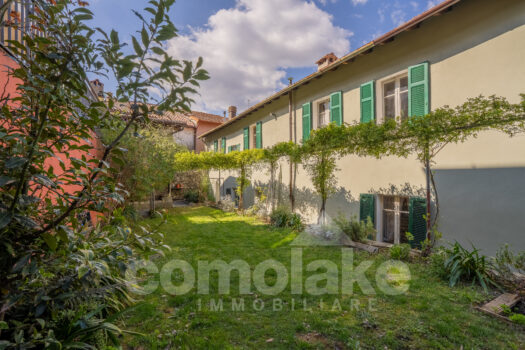 Casa di lago con giardino a Torno