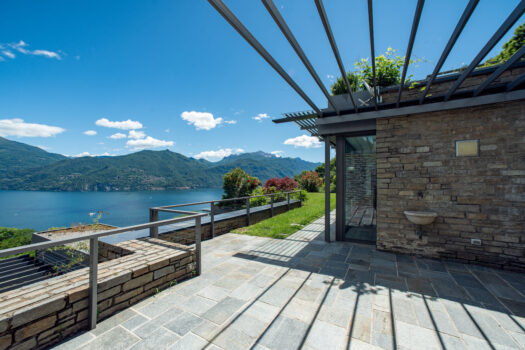 Prestigioso appartamento panoramico a Menaggio – piscina e solarium