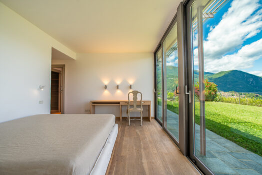 Prestigioso appartamento panoramico a Menaggio – piscina e solarium