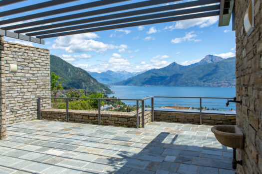 Prestigioso appartamento panoramico a Menaggio – piscina e solarium