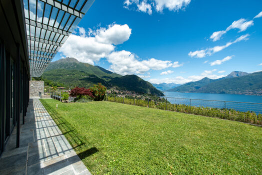 Prestigioso appartamento panoramico a Menaggio – piscina e solarium