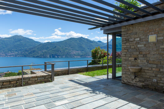 Prestigioso appartamento panoramico a Menaggio – piscina e solarium