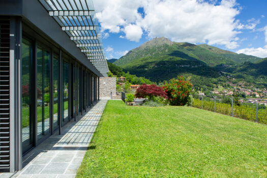 Prestigioso appartamento panoramico a Menaggio – piscina e solarium