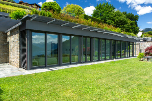 Prestigioso appartamento panoramico a Menaggio – piscina e solarium