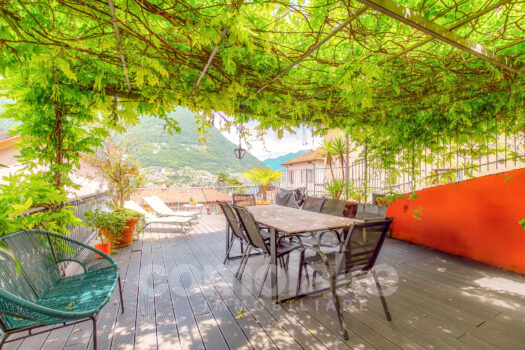 Casa di lago con giardino a Torno