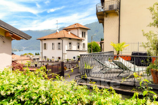 Casa di lago con giardino a Torno