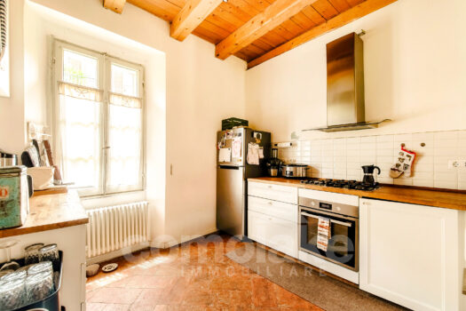 Casa di lago con giardino a Torno