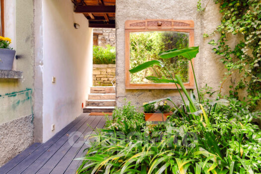 Casa di lago con giardino a Torno