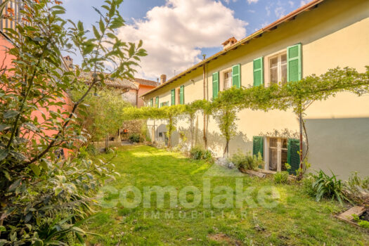 Casa di lago con giardino a Torno