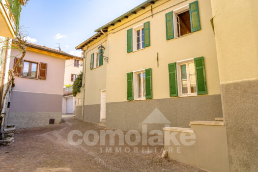 Casa di lago con giardino a Torno