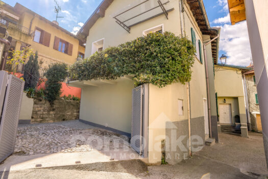 Casa di lago con giardino a Torno