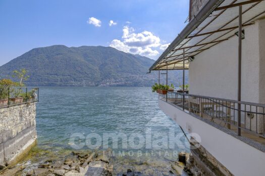 Casa storica direttamente a lago con terrazzo a Laglio