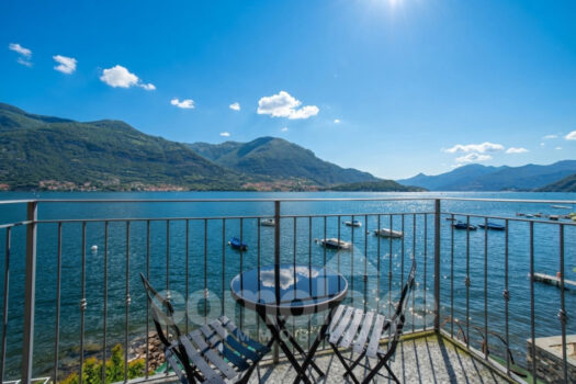 Appartamento con balcone direttamente a lago vicino a Bellagio
