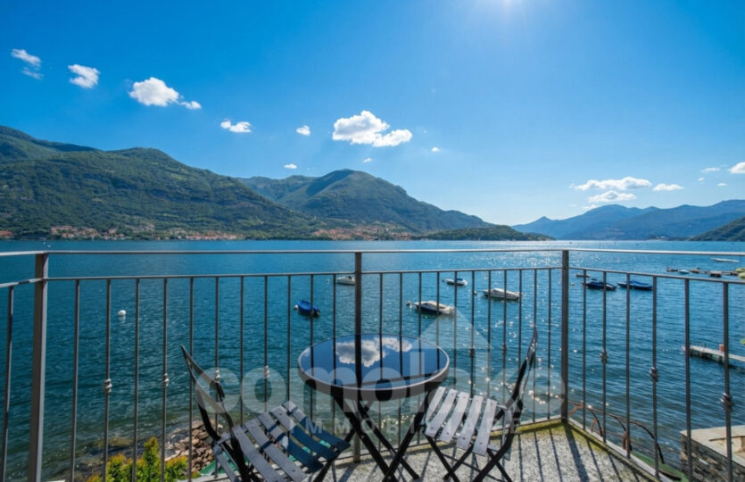 Appartamento con balcone direttamente a lago vicino a Bellagio