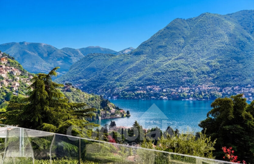 Appartamento moderno di ampia metratura con giardino a Cernobbio